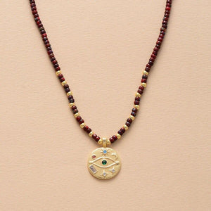Collar De Cuentas Con Un Colgante De Oro Visión Bijoux