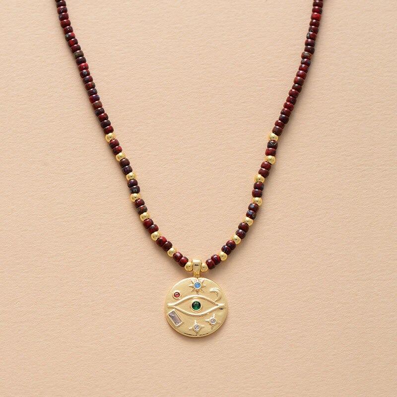 Collar De Cuentas Con Un Colgante De Oro Visión Bijoux
