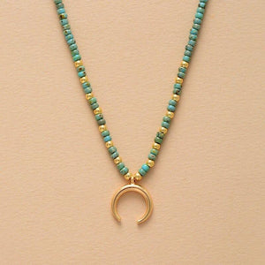 Collar De Cuentas Con Un Colgante De Oro Visión Bijoux