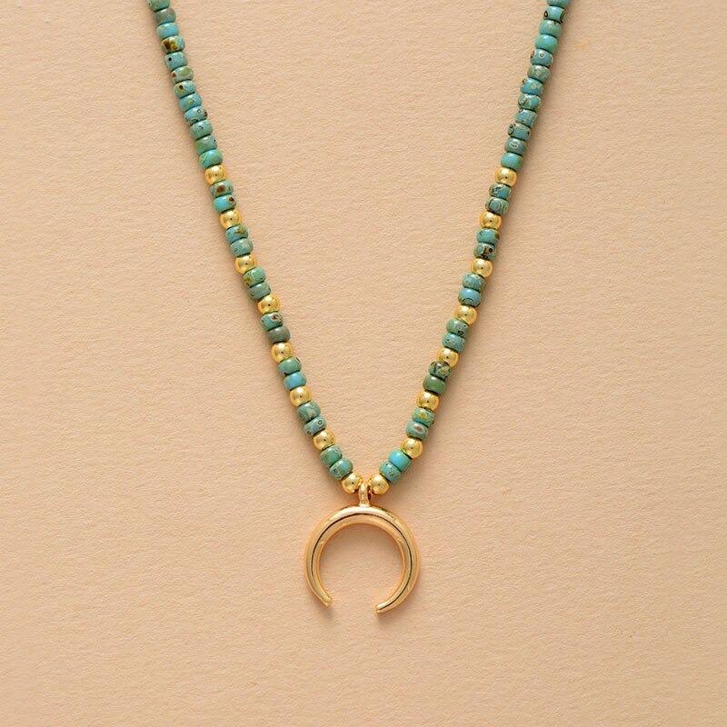 Collar De Cuentas Con Un Colgante De Oro Visión Bijoux